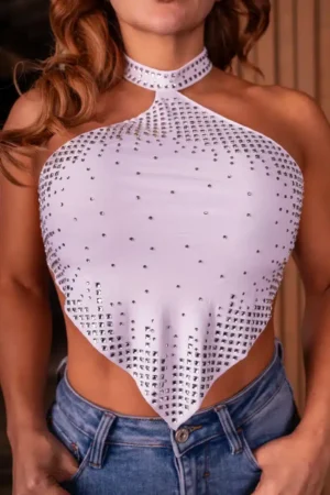 Blusa Luxury Halter blanca, un exclusivo top elegante con pedrería en patrón degradado de Blanco Boutique Medellín