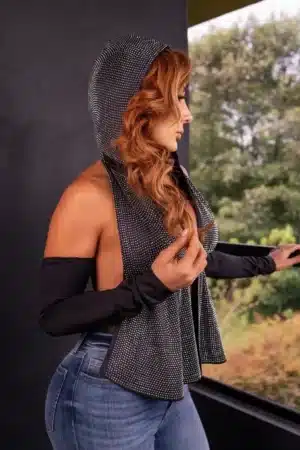 Blusa Drapeada Crystal Noir negra, un exclusivo top drapeado de cristales con malla metálica y espalda descubierta de Blanco Boutique Medellín