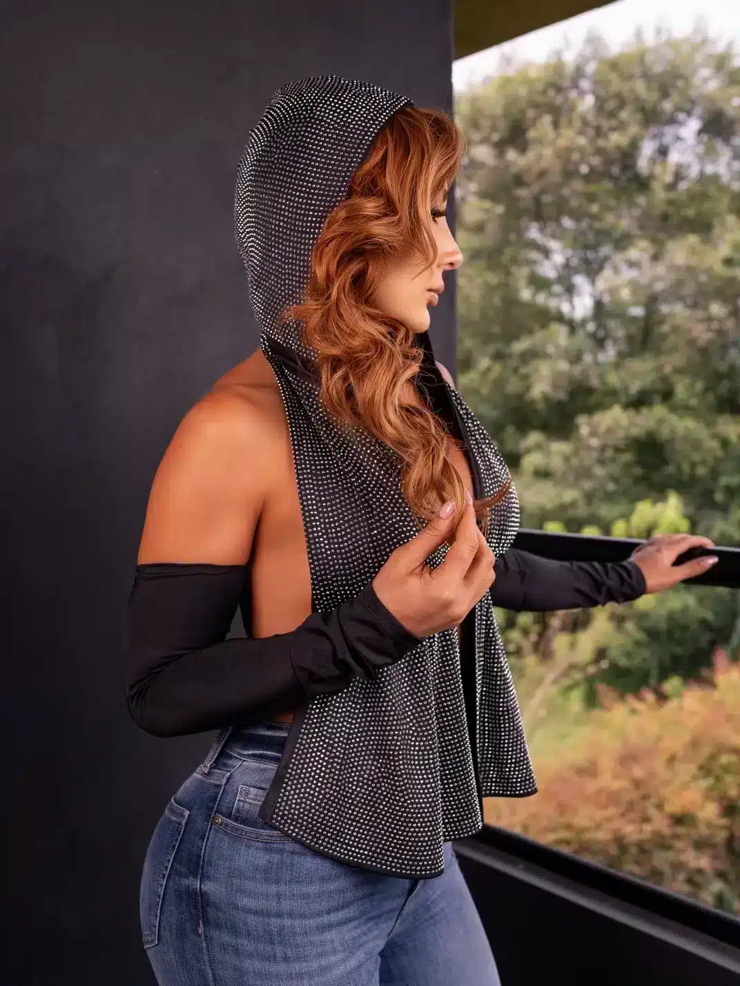 Blusa Drapeada Crystal Noir negra, un exclusivo top drapeado de cristales con malla metálica y espalda descubierta de Blanco Boutique Medellín